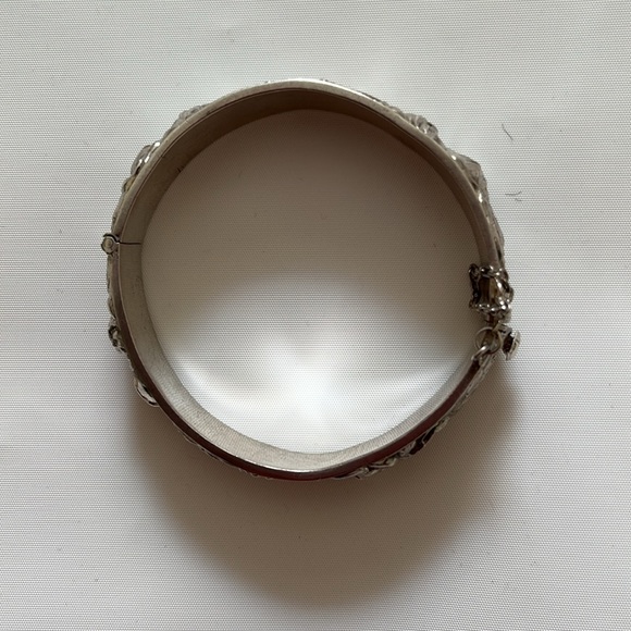 Vintage Sterling Silver tested embossed hinged bangle. - Picture 2 of 7